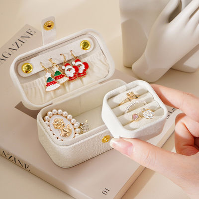 Organizzatore per anelli orecchini e rossetto in posizione